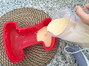 Verter mezcla en el molde.